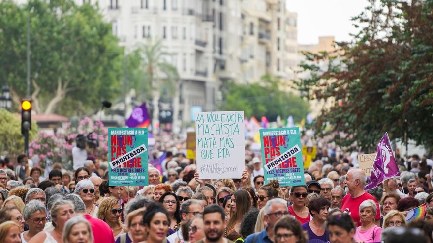 Cientos de personas protestan con carteles en una manifestación frente a las medidas de la extrema derecha.