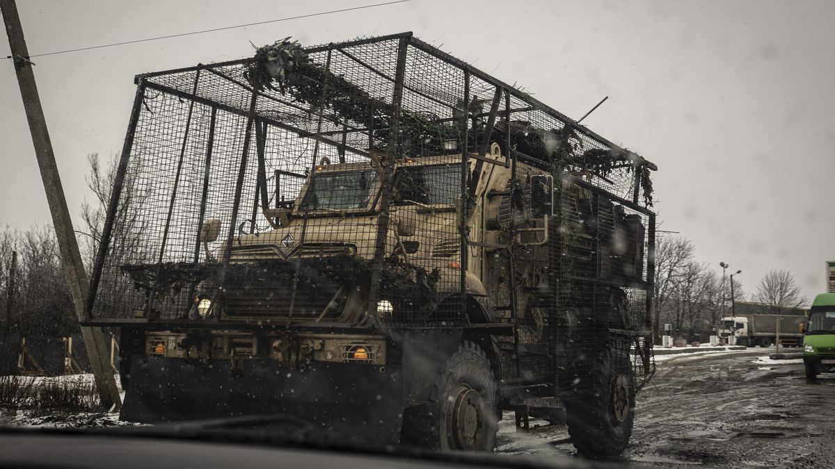Vehículos blindados protegidos con con estructuras antidrones en la carretera entre Kramatorsk y Oleksandrivska, en la región de Donetsk.