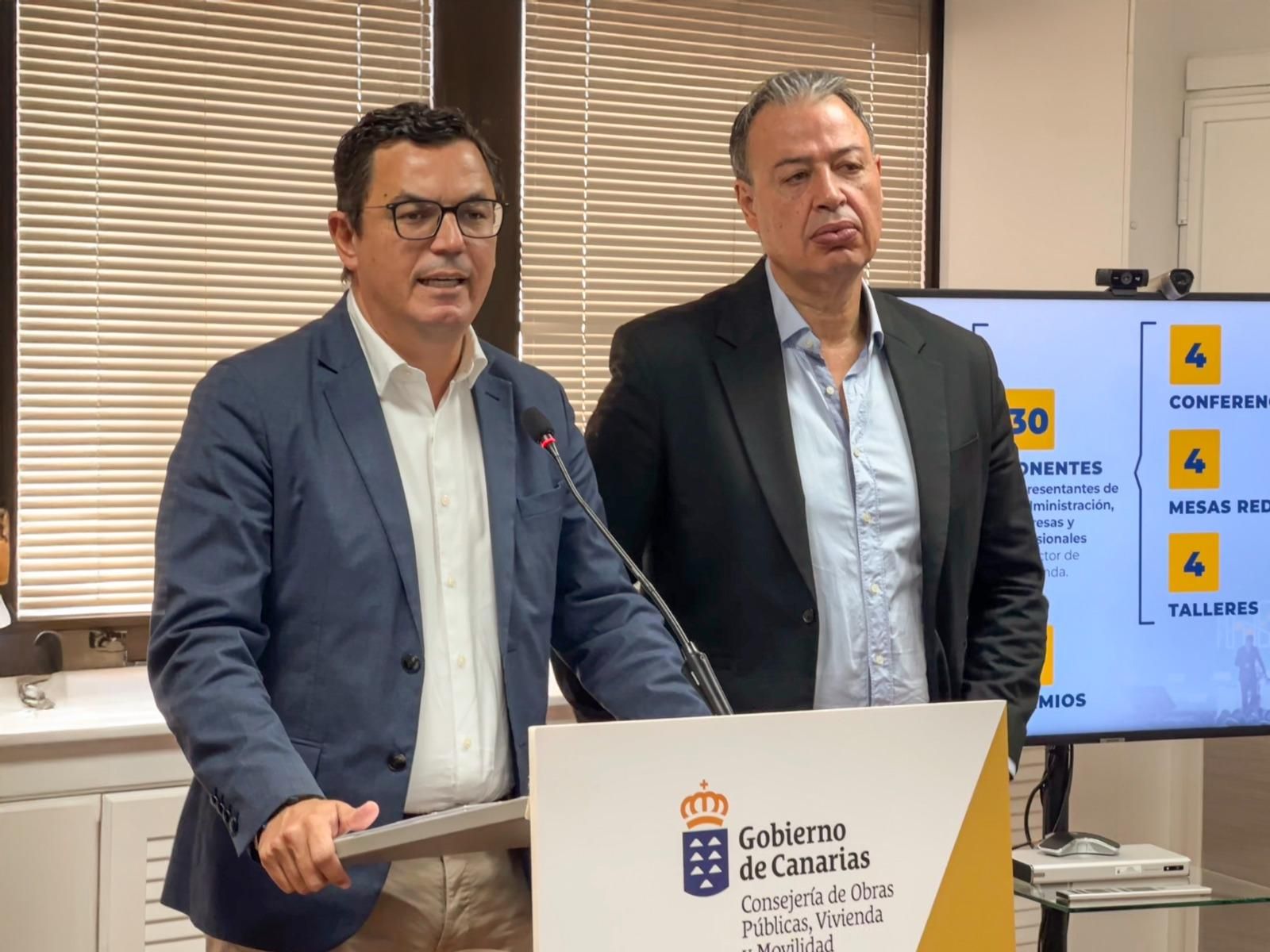 El consejero de Obras Públicas, Vivienda y Movilidad del Gobierno de Canarias, Pablo Rodríguez, y el director del Instituto Canario de la Vivienda (ICAVI), Antonio Ortega, en rueda de prensa el pasado 24 de noviembre.