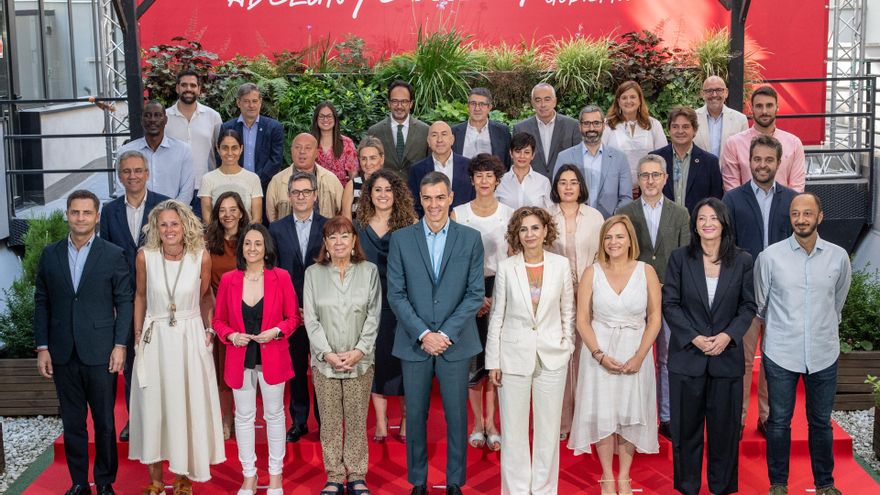 El presidente del Gobierno, Pedro Sánchez (c), posa junto a los miembros de la Ejecutiva del PSOE, tras la reunión de la Comisión Ejecutiva Federal en la sede de Ferraz, a 7 de julio de 2025, en Madrid (España).