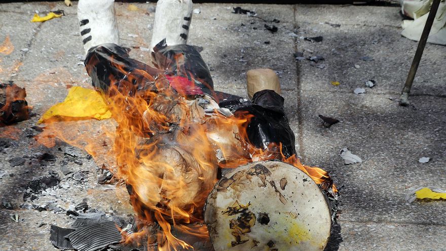 Activistas queman piñata con la figura de Donald Trump frente a embajada de EEUU en México
