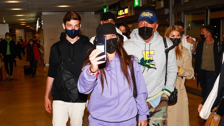 Anabel Pantoja, Kiko Maamoros, Ana Luque e Ignacio de Borbón en el aeropuerto rumbo a 'Supervivientes 2022'