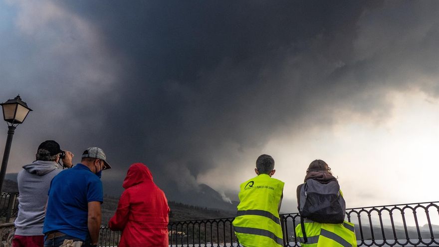 Nube de ceniza del volcán de Cumbre Vieja, este domingo