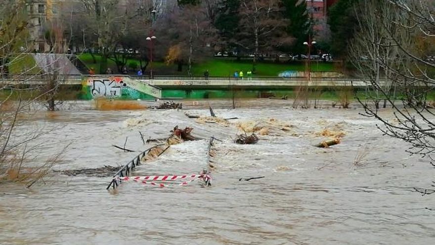 La pasarela de La Condesa vuelve a no verse casi ya, y su estructura ya está completamente dañada. / C.J.D.