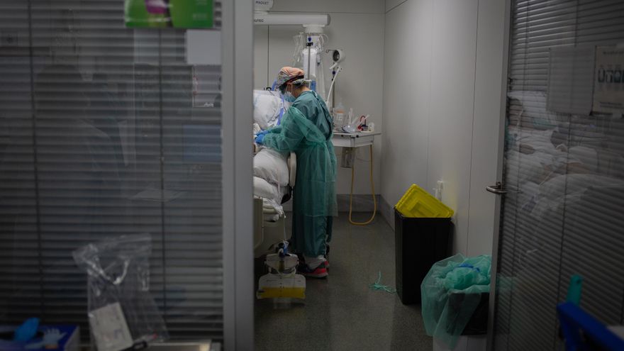 Una sanitaria en una de las habitaciones de la UCI del Hospital de la Santa Creu i Sant Pau, en Barcelona, durante la segunda ola de coronavirus