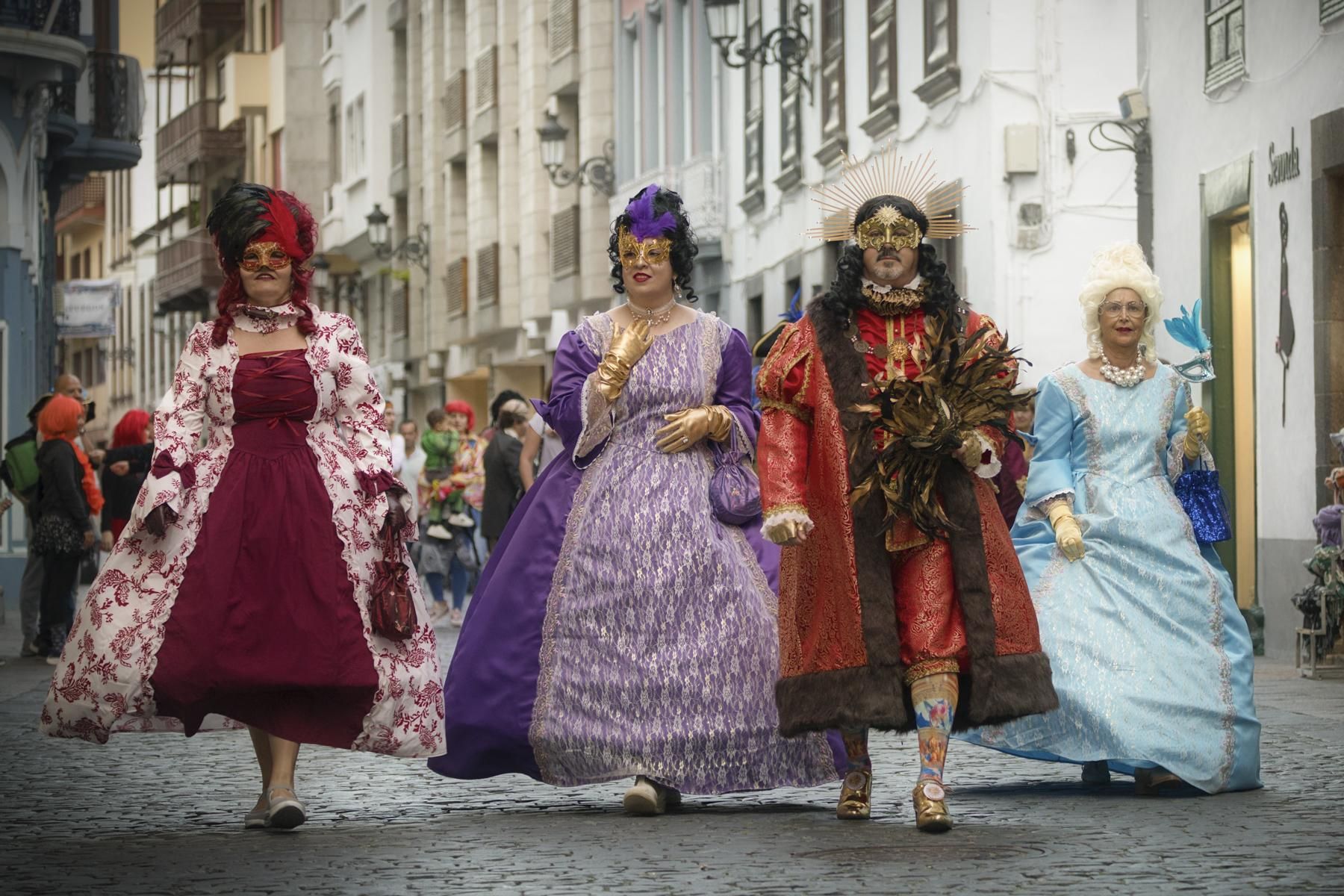 Elegancia en el ‘XVIII Desfile de Embajadores y Grandes Personalidades’. MAURO CASTRO
