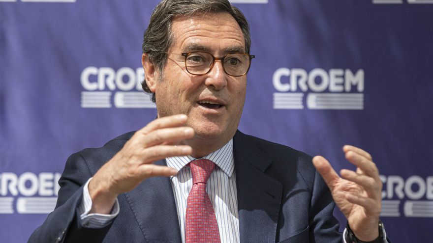 El presidente de la patronal española CEOE, Antonio Garamendi, durante la rueda de prensa que ha ofrecido este viernes con motivo de la cuadragésima cuarta asamblea general de la Confederación Regional de Empresarios de Murcia (CROEM) en Murcia. EFE/Marcial Guillén
