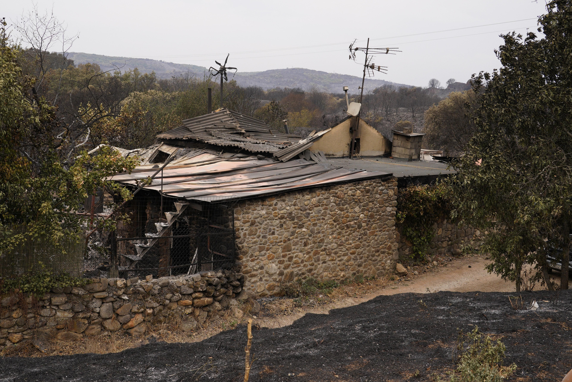 Las Médulas y sus pueblos enseñan los rescolgos de su tragedia, en imágenes