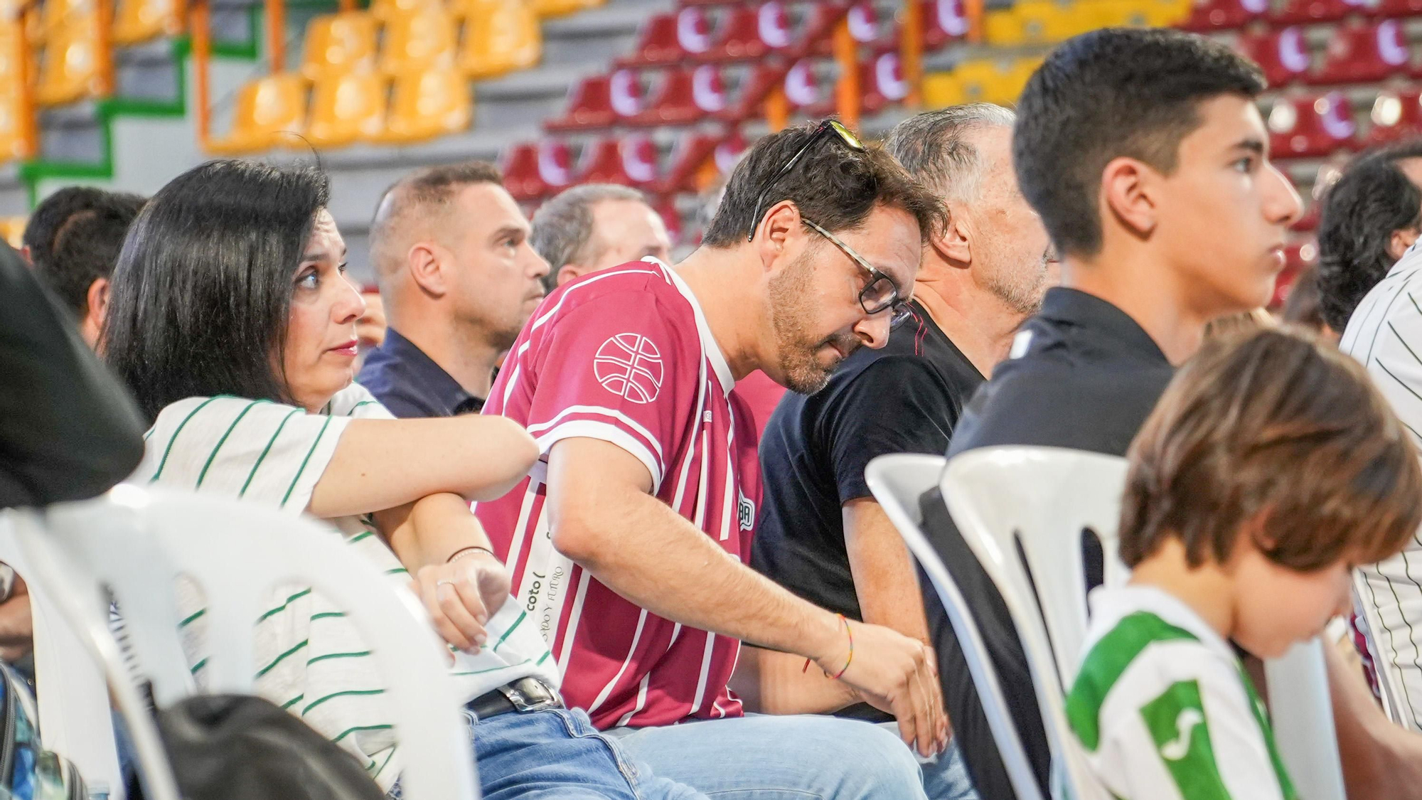 Aficionados del Coto Córdoba celebran frente a la pantalla gigante el ascenso de categoría