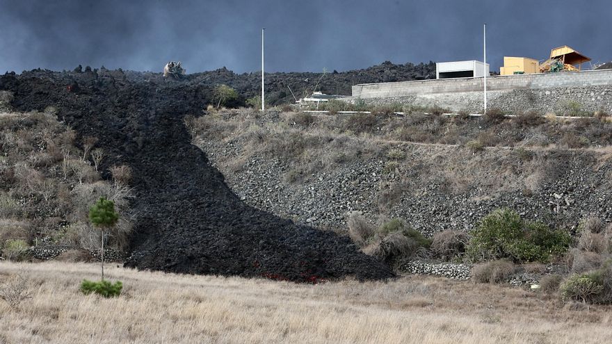 Lengua de lava, que se desprende hacia barranco amenazando aún más al barrio de La Laguna. (ALEJANDRO RAMOS)