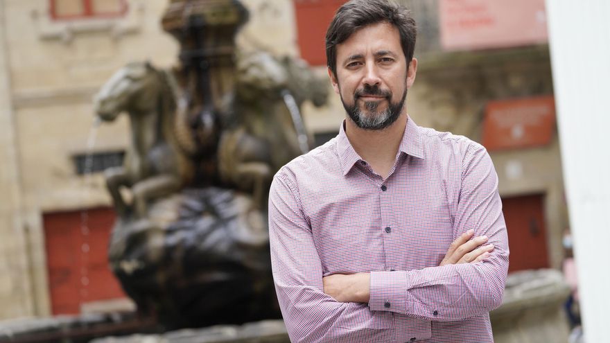 El diputado de Unidas Podemos en el Congreso,, Antón Gómez-Reino, posa en el entorno de la plaza de Platería durante una entrevista para Europa Press, en Santiago de Compostela, A Coruña, Galicia (España), a 17 de junio de 2020.