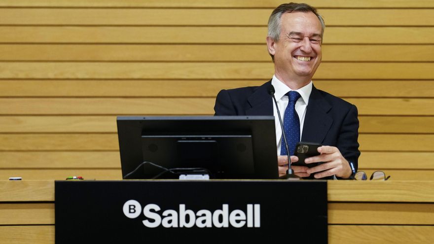 El consejero delegado del Banco Sabadell, César González-Bueno, durante la rueda de prensa que ha ofrecido este jueves en la que ha anunciado que el Banco Sabadell triplicó beneficios en el primer trimestre del año al ganar 213 millones de euros. EFE/Enric Fontcuberta