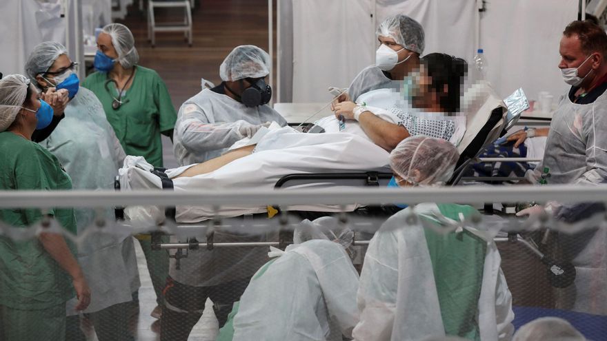 Trabajadores de la salud atienden a pacientes en tratamiento por la Covid-19, en el Hospital Municipal de Campaña Pedro Dell Antonia, el 15 de abril de 2021 en la ciudad de Santo André, en el estado de Sao Paulo (Brasil). EFE/ Sebastiao Moreira