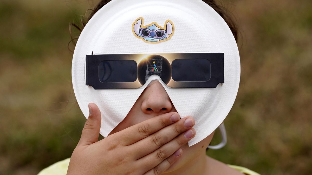 Un eclipse 'a lo asturiano': Decepción en la costa con cielos cubiertos y éxito en la montaña