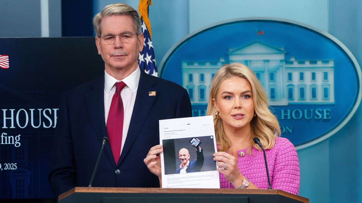 La secretaria de prensa de la Casa Blanca, Karoline Leavitt enseña una fotografía de Jeff Bezos durante una rueda de prensa.