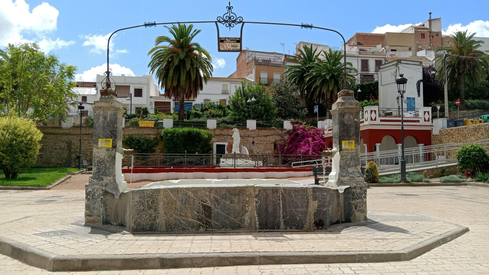 Greenpeace inunda las fuentes de Córdoba con mensajes de advertencia por el regadío intensivo