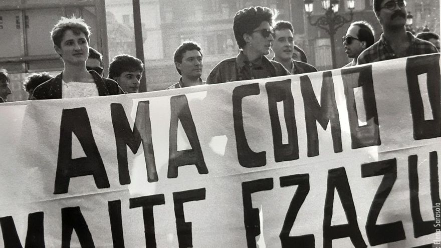 Manifestación por los derechos de las personas homosexuales a finales de los 80 en Bilbao, a la derecha, Koldo.