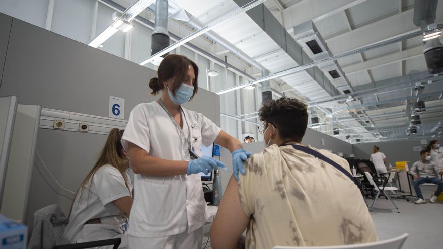 Un joven recibe la primera dosis de la vacuna