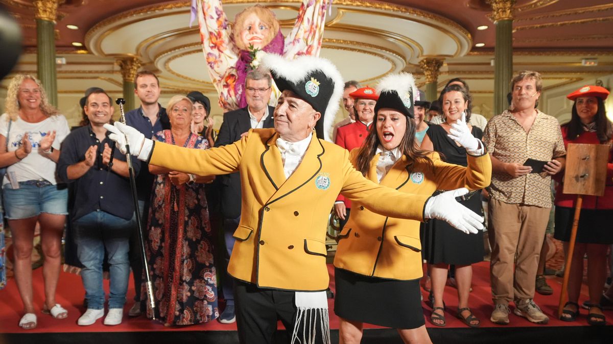 Francis Díez ante Marijaia y junto a su predecesora como pregonera, la actriz Itziar Ituño.