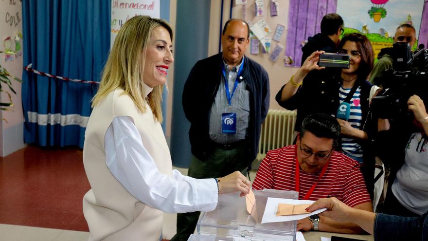 La candidata del PP a la presidencia de la Junta de Extremadura, María Guardiola, ejerce su derecho al voto en Cáceres, este domingo.
