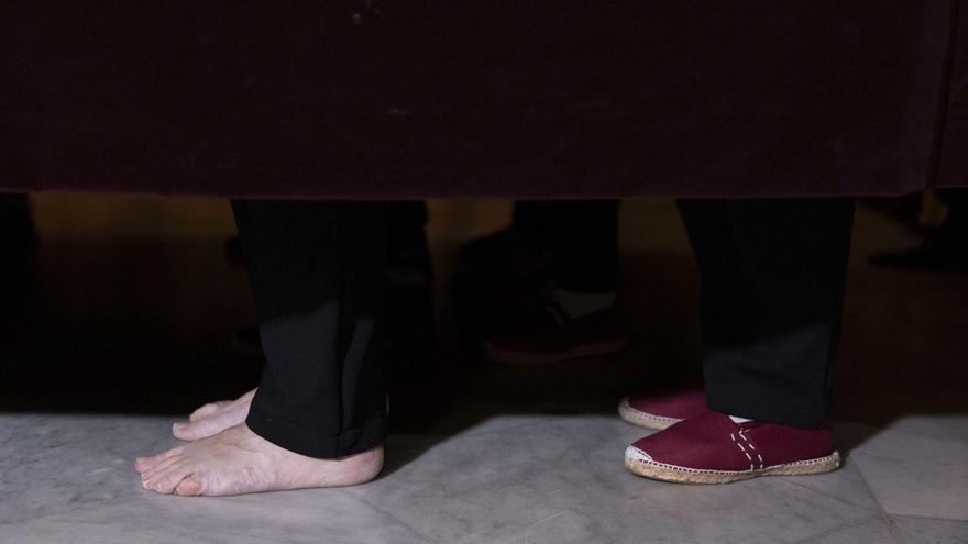 Las costaleras de la Cofradía de la Macarena y el Jesús Cautivo, algunas de ellas descalzas, esperan la bendición el obispo que da comienzo a la procesión por las calles de Santa Cruz de Tenerife