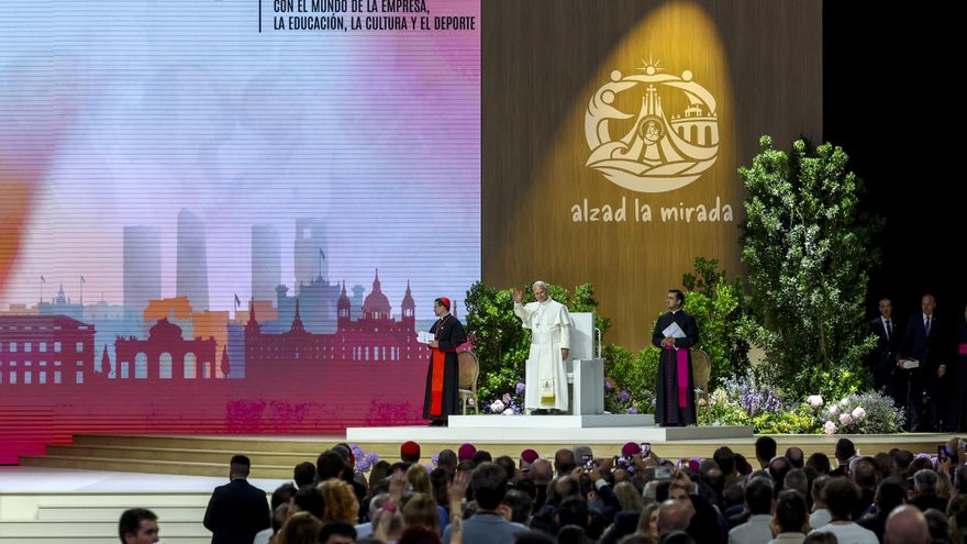 El papa León XIV (c), acompañado por el arzobispo de Madrid, el cardenal José Cobo (i), preside el encuentro 'Tejer redes con el mundo de la cultura, la educación, la empresa y el deporte’, este domingo en el Movistar Arena de Madrid. EFE/ Kiko Huesca