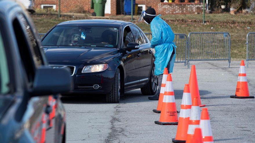 Personas asisten a un sitio de pruebas PCR para detectar la covid-19 en Baltimore, Maryland (EE.UU.), este 26 de enero de 2022.