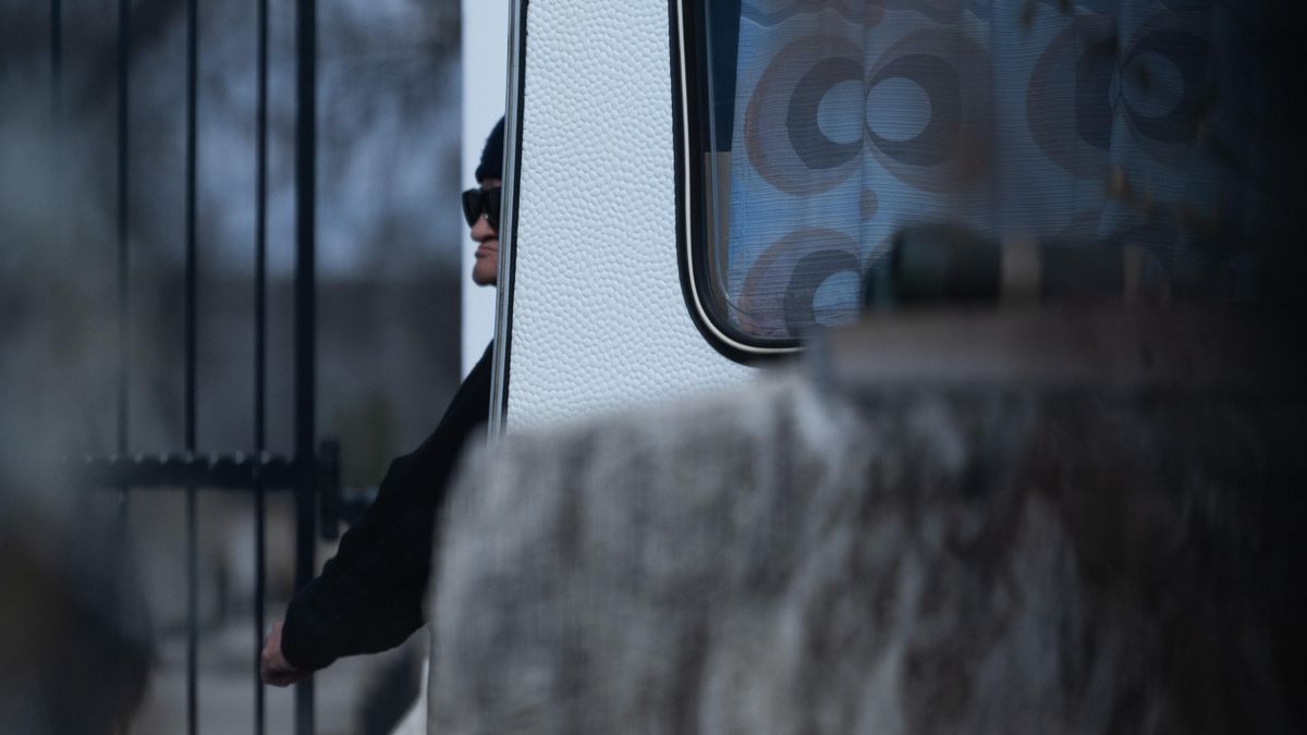 Uno de los miembros de la seguridad privada de Hatvanpuszta tras la puerta principal de la mansión.