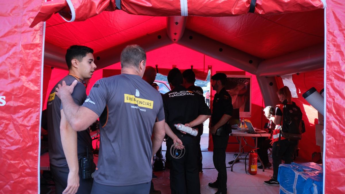 Personal de seguridad y emergencias, durante el simulacro en Garachico.