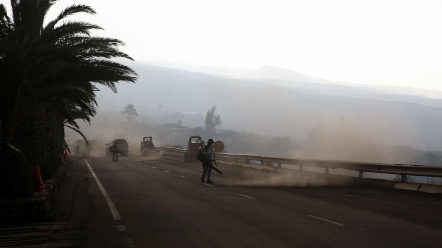 La ceniza y los gases volcánicos ponen en jaque el tráfico aéreo de La Palma y el del resto de islas occidentales