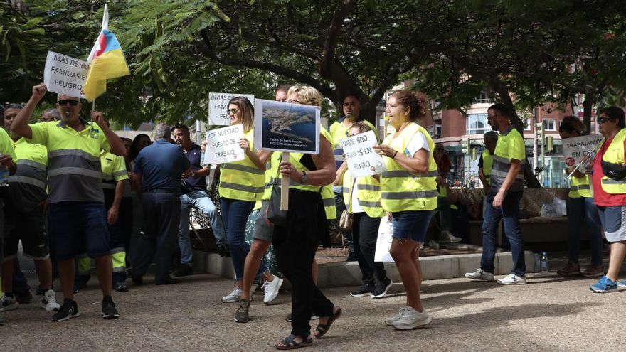 La plantilla de la cementera protesta contra la intención del Gobierno canario de no renovar la concesión: "Especulador, Pablo Rodríguez"