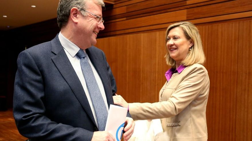Leticia Pérez / ICAL La consejera de Economía, Pilar del Olmo, junto al procurador Antonio Silván, durante el Pleno de las Cortes de Castilla y León