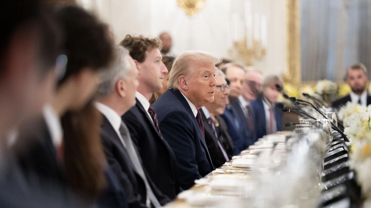 El presidente de los Estados Unidos, Donald Trump, junto a Mark Zuckerberg y Bill Gates y otros líderes de las gigantes tecnológicas.