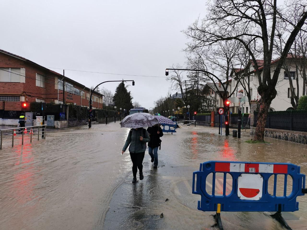 Calles inundadas en el sur de Vitoria