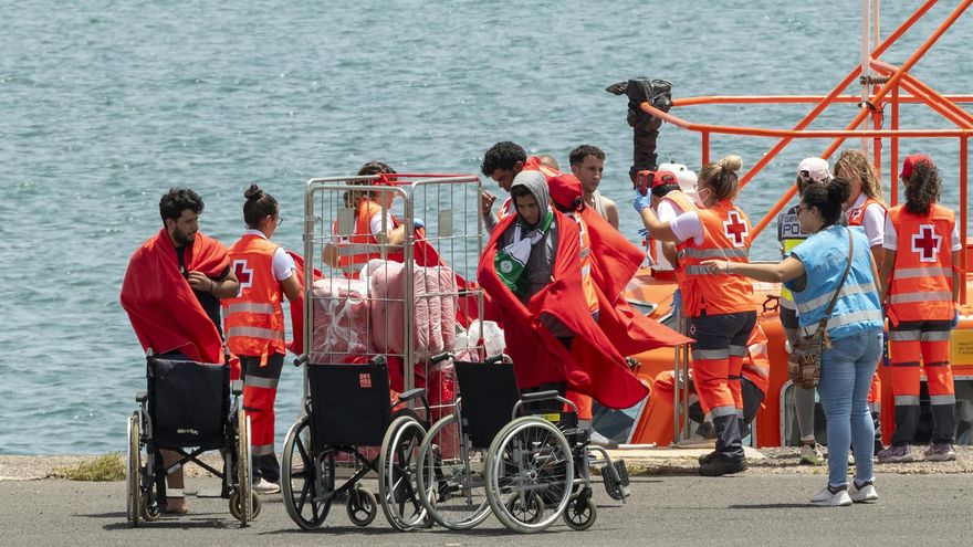 Algunos de los 60 rescatados por el buque de Salvamento Marítimo Salvamar Al Nair en la mañana del pasado martes