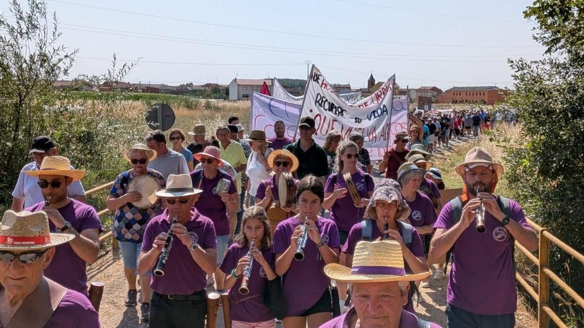 Cientos de personas protestan contra el fin del riego en los huertos urbanos del Órbigo