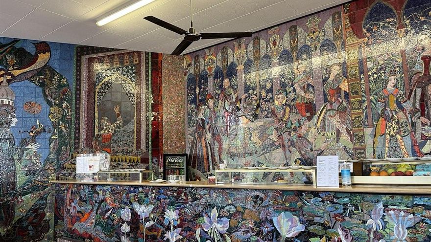 El 'mural del anillo', la joya escondida en la cafetería de un instituto de Toledo cumple medio siglo