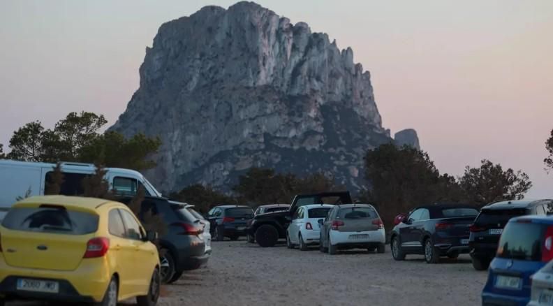 Coches apilados en uno de los aparcamientos de tierra de Cala d’Hort