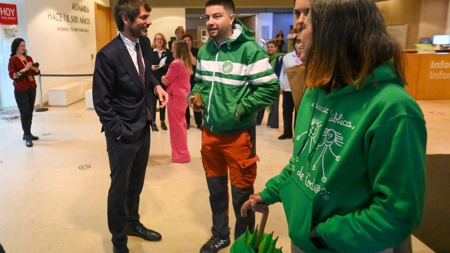 Representantes de la Junta de Personal Docente de Cantabria con el ministro de Cultura, Ernest Urtasun
