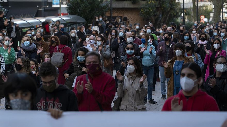 Multitudinaria manifestación de profesores de Cantabria respetando las distancias de seguridad por la COVID-19