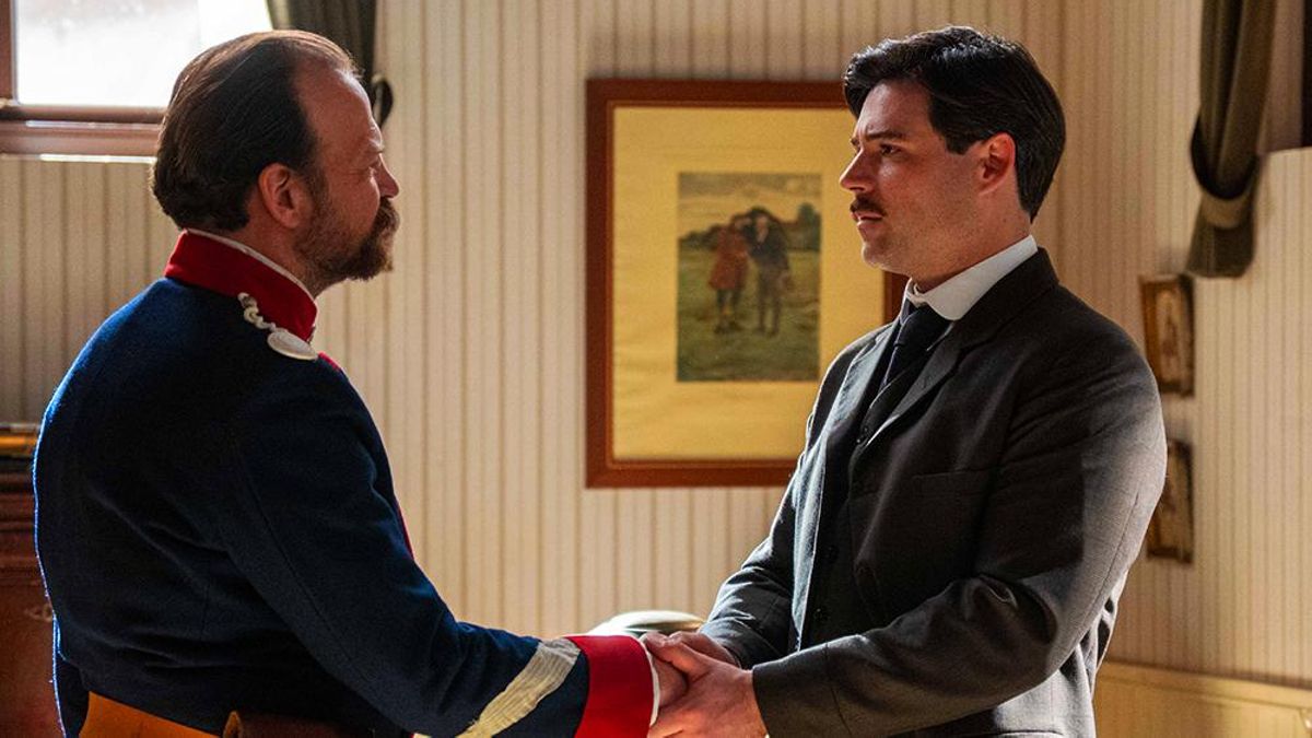 El sargento Bundina y Manuel, en 'La Promesa'