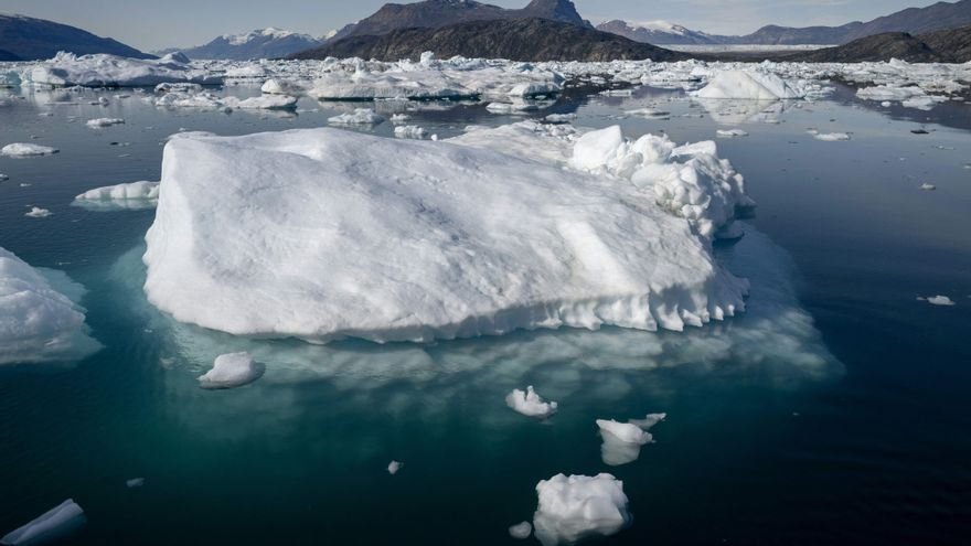 Una empresa de Groenlandia empieza a vender hielo de glaciar a bares de cócteles de Emiratos Árabes Unidos