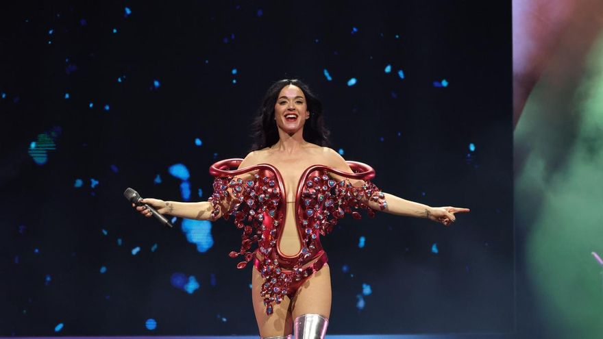 Katy Perry monta en Madrid una feria aleatoria y disfrutona de videojuegos, acrobacias y pizza