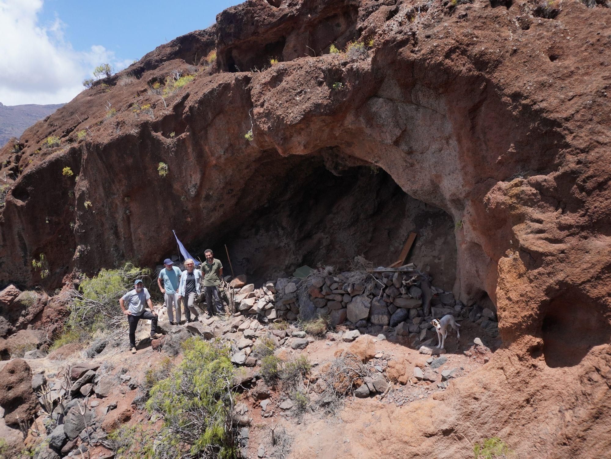Arqueólogos de la tercera campaña de excavaciones en la cueva del Lomito del Medio, en San Sebastián de La Gomera.