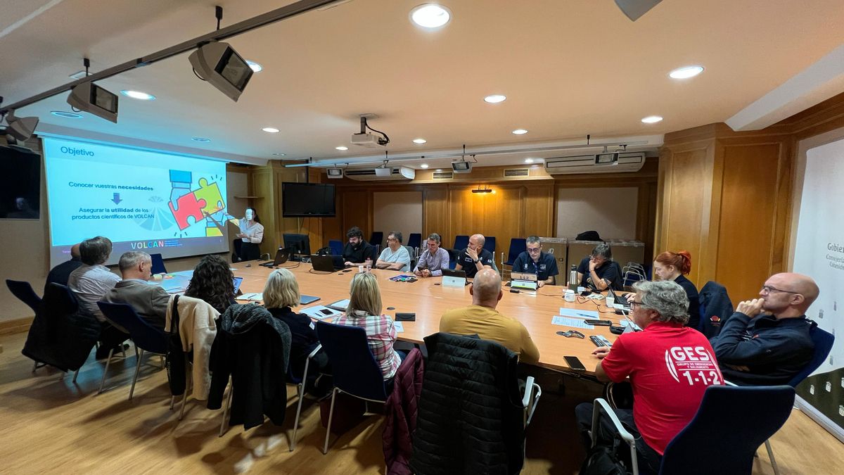 Tenerife ha acogido esta semana las primeras jornadas de trabajo  (en la imagen en las que el responsable del proyecto  Volcán e investigador del IDAEA-CSIC, Joan Martí, ha compartido con científicos de diferentes entidades y personal de Protección Civil las líneas básicas de trabajo  del proyecto.