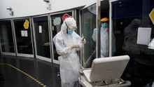 Profesionales sanitarios realizan su trabajo con enfermos de coronavirus en la UCI del hospital del Mar de Barcelona