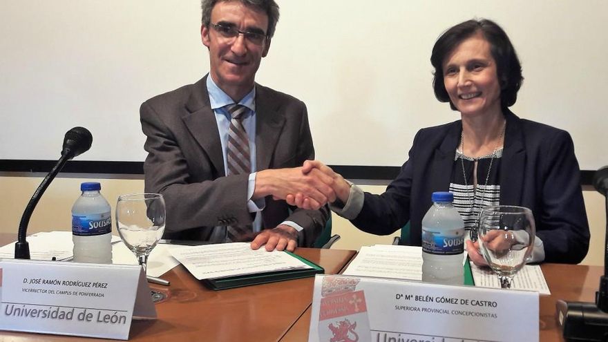 El vicerrector del Campus de Ponferrada, José Ramón Rodríguez, la vicesecretaria general de la ULE, Gregoria Cavero.