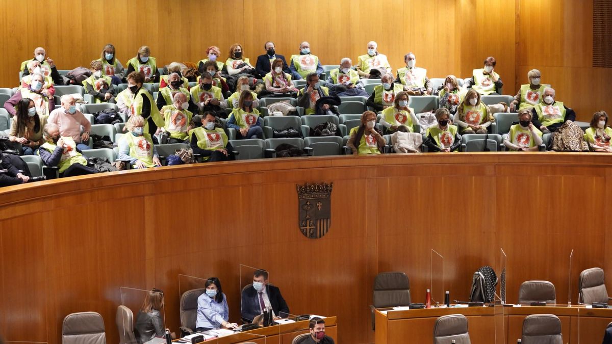 Representantes de 'Stop sucesiones', con camisetas reivindicativas en el pleno autonómico del 9 de diciembre de 2021.