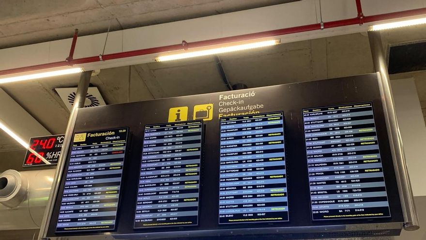 Panel de información del aeropuerto de Palma con varios retrasos de vuelos el 19 de octubre de 2026