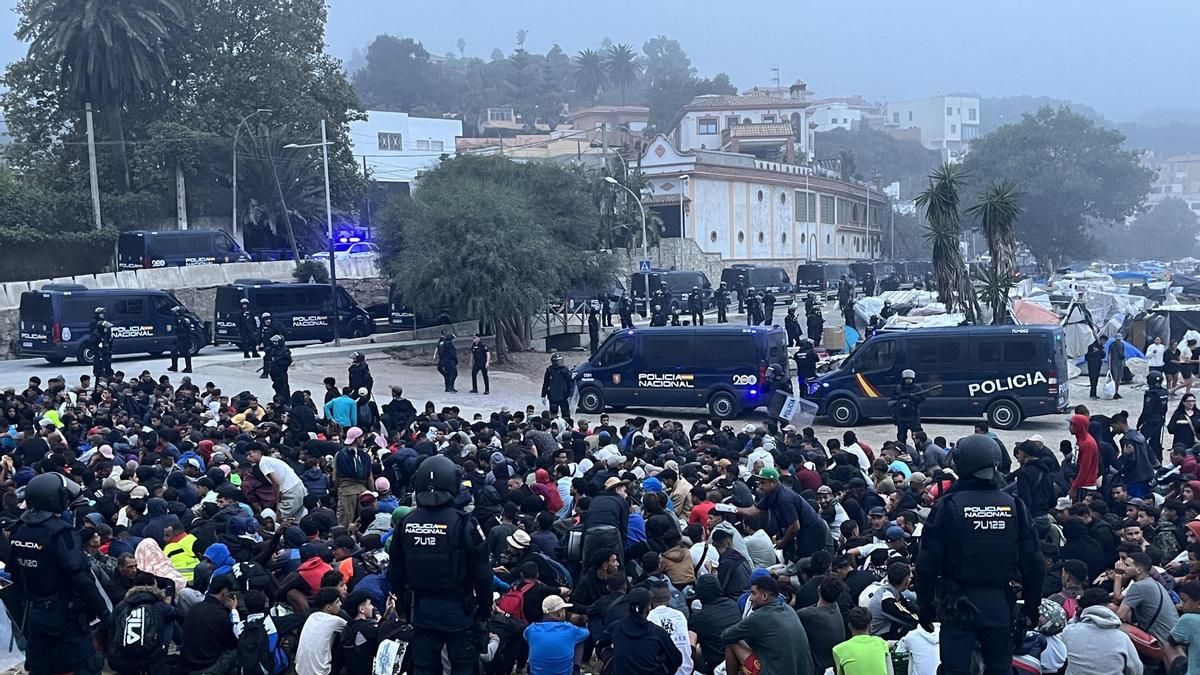 La Policía Nacional inicia el desalojo del asentamiento de la playa del Trampolín en Ceuta